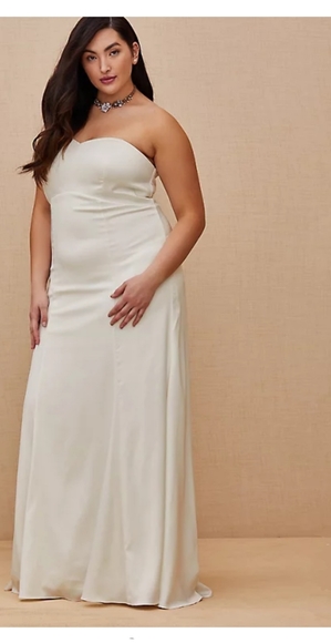 💍Ivory Satin Strapless Wedding Dress - Picture 2 of 11